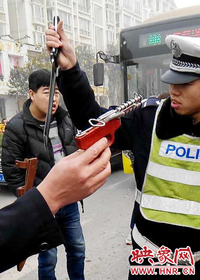 據(jù)當(dāng)事交警描述，男子自知車上有刀，在車輛被逼停后，車上的另一名男子試圖將刀具交給到達(dá)現(xiàn)場的同伴。