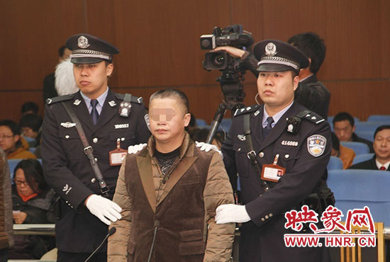 被告人被法警帶上法庭時(shí)，身上沒(méi)有戒具，也沒(méi)有剃光頭。（圖片來(lái)源于微博@豫法陽(yáng)光）