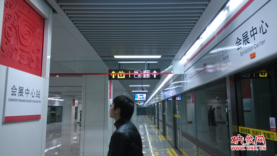 會(huì)展中心站，兩塊牌子的站點(diǎn)名稱(chēng)英文翻譯也不相同