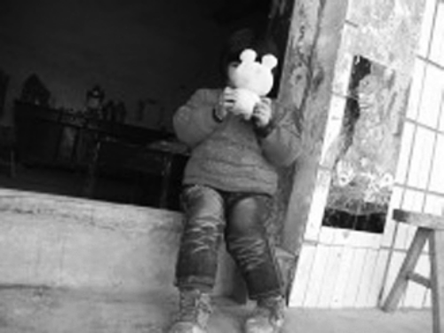 對自己的怪病，依依懵然無知。