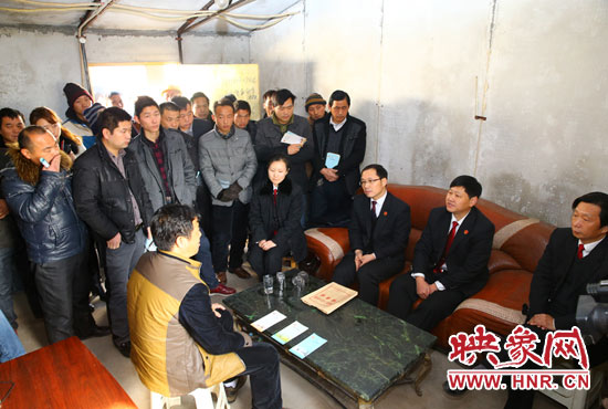 河南高院關(guān)注農(nóng)民工跪地討薪事件 提供相關(guān)法律援助 河南高院關(guān)注農(nóng)民工跪地討薪事件 提供相關(guān)法律援助