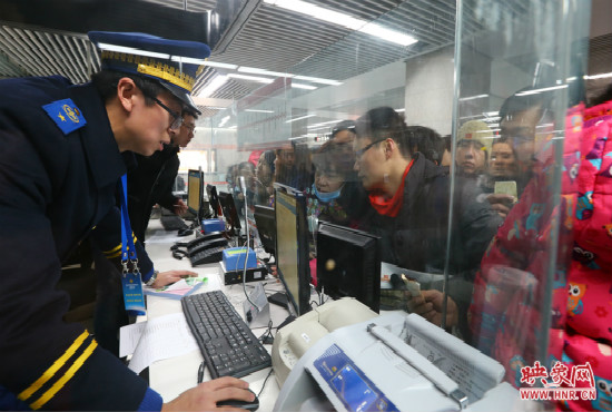 地鐵一卡通的辦理窗口市民排隊(duì)購(gòu)買(mǎi)