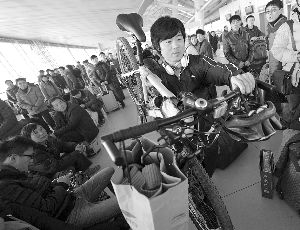 由于媽媽生病，盧文成只得中途放棄騎行改乘火車(chē)趕回老家。