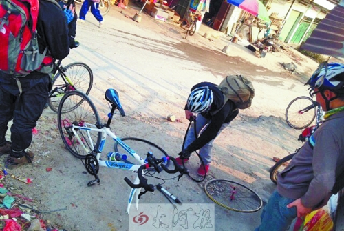 運(yùn)氣不好，十分鐘被扎了兩次胎，只能自己修車。