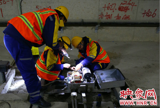 鄭州地鐵設(shè)備部各工種的同事們每晚在夜深人靜時(shí)的隧道里堅(jiān)守著自己的崗位。