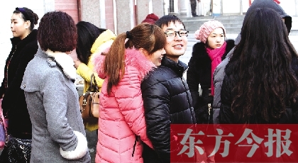 在鄭州市二七區(qū)婚姻登記處，新人們在門外排長隊