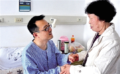 “媽媽,謝謝您的支持!”耿斌拉著媽媽的手。