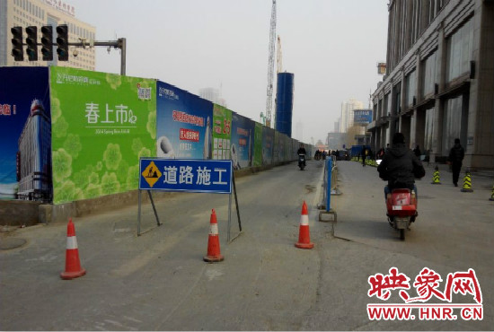 鄭州花園路動物園旁路面再次塌陷 疑為地下水滲流導(dǎo)致 鄭州花園路動物園旁路面再次塌陷 疑為地下水滲流導(dǎo)致