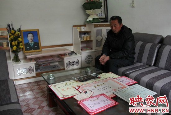 救火英雄鄭春光的父親和兒子獲得榮譽(yù)證書(shū)。