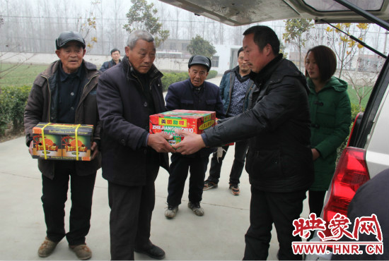 鄭春光的父親鄭慶兵和女兒鄭元元帶著他未完成的夢(mèng)想來(lái)到了鄭集鄉(xiāng)敬老院，看望慰問(wèn)居住在這里的五保老人。