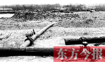 鄭州首座垃圾沼氣電廠并網(wǎng)發(fā)電，集氣管一端連接垃圾山深處，一端連接電廠集氣裝置