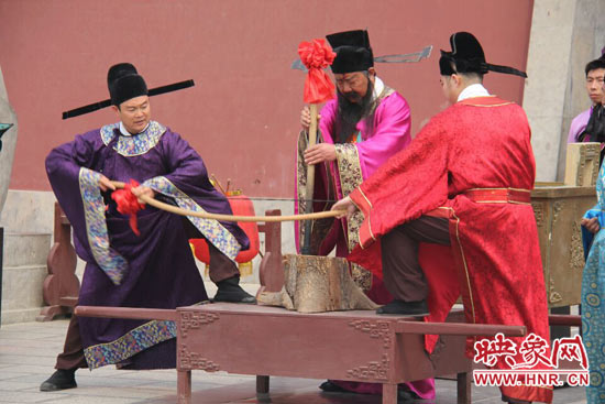 開(kāi)封府尹包拯清明“頒新火” 預(yù)示一年新希望