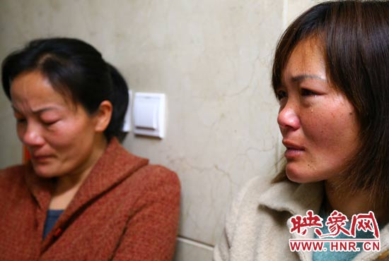 提及現(xiàn)狀，柴小快的女兒不住流淚。