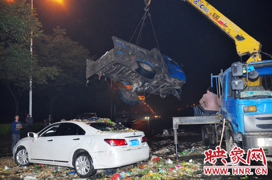 1點(diǎn)40許，兩輛車先后被吊起并拖離現(xiàn)場(chǎng)，停車場(chǎng)的幾位員工將路面清掃干凈，隨后該路段恢復(fù)通行。