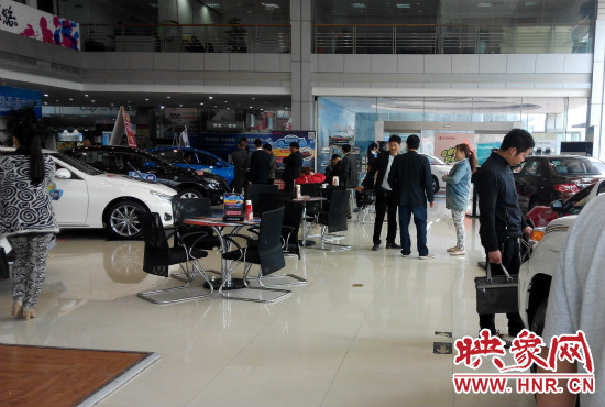 一大早來到4S店選車的顧客絡(luò)繹不絕。