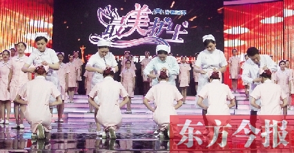 5月6日，“最美護(hù)士”的獲獎?wù)呓o新護(hù)士授帽