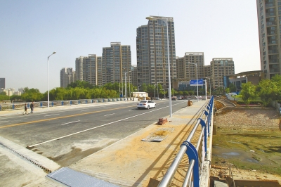 東風渠上又一座人車兩用橋正式通車。