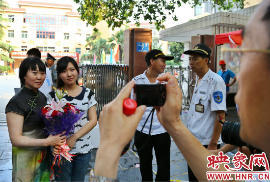 父親用手中的相機(jī)記錄下這重要的一刻。