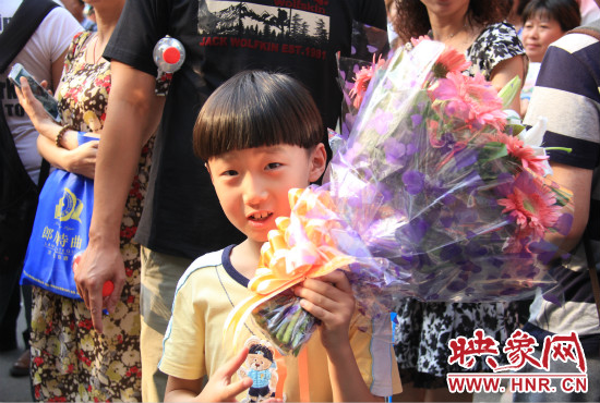 杜澤一直在考點(diǎn)門口等待表姐走出考場(chǎng)。