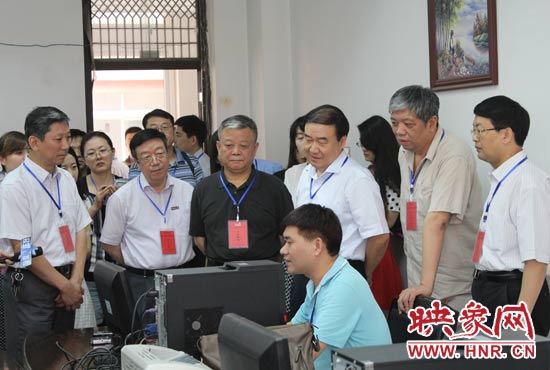 在評卷質(zhì)檢組,工作人員介紹說,今年有四級質(zhì)檢(即小組質(zhì)檢、題組質(zhì)檢、學科質(zhì)檢、省質(zhì)檢),確保嚴把質(zhì)量