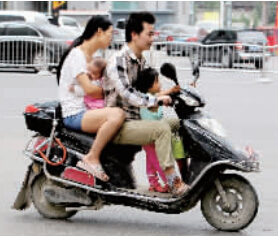 帶著孩子騎電動車，安全一定要放在第一位。
