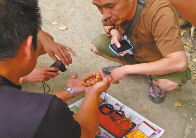 小攤主在推銷(xiāo)偽崖柏手串