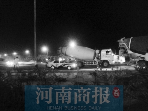 事發(fā)后,民警在現場附近查渣土車和水泥罐車