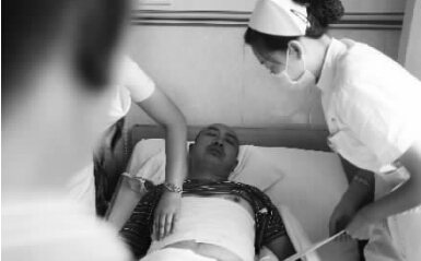 昨天，鄭州市第一人民醫(yī)院，被打傷的鄭州管城區(qū)執(zhí)法隊(duì)員唐建偉在接受治療。