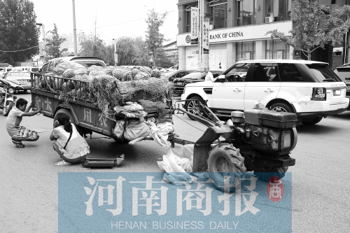 兩車相蹭后，小陳與妻子慌了神