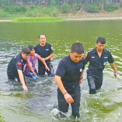 看到女子一直不配合救援，崔亞就在河中給該女子做起思想工作