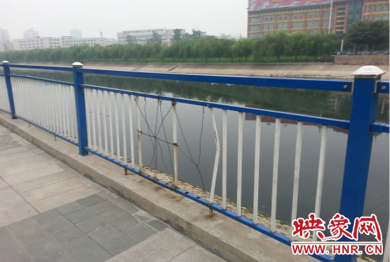 公園內(nèi)多個(gè)護(hù)欄中間的鋼筋條不翼而飛，僅僅是用幾根細(xì)細(xì)鐵絲纏住。