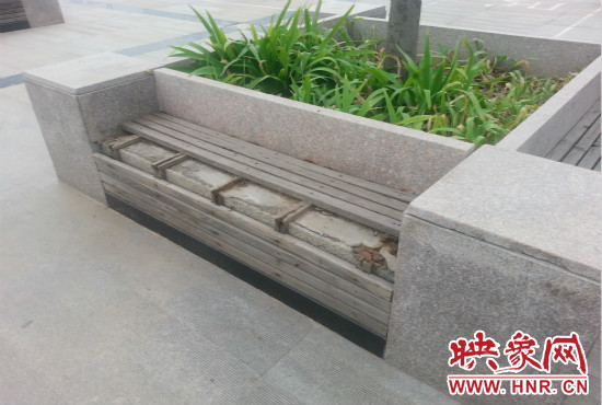 基礎(chǔ)設(shè)施破壞嚴(yán)重，一直無(wú)人修理。