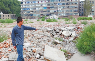 寧寧的父親說(shuō)：女兒就是在這兒被打的。