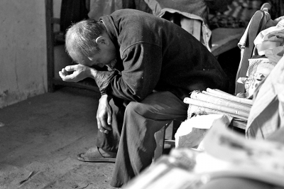 妞妞的爺爺至今仍深陷自責(zé)與悲傷之中,不能自拔。