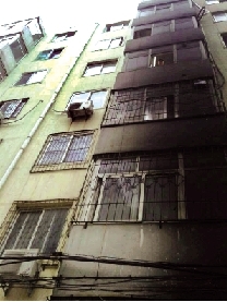 鄭州小區(qū)業(yè)主私拉充電線引火災(zāi) 毀4輛電動車熏黑7層樓 鄭州小區(qū)業(yè)主私拉充電線引火災(zāi) 毀4輛電動車熏黑7層樓