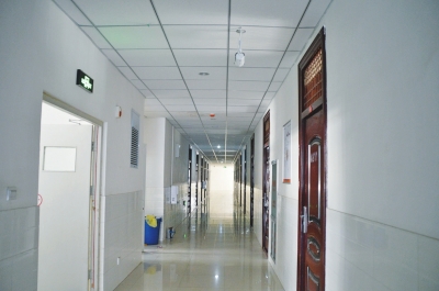 像這樣的攝像頭，宿舍樓里每層安裝了7個(gè)。