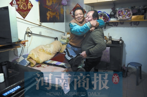 2015年1月15日，老鄰居抱起180斤重的高新海去坐三輪車，準備出去轉(zhuǎn)轉(zhuǎn)