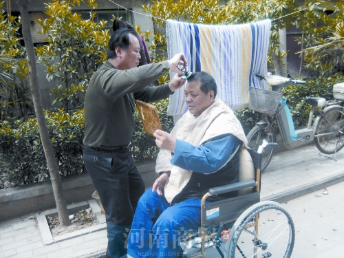 2011年8月18日，老鄰居給高新海剪發(fā)