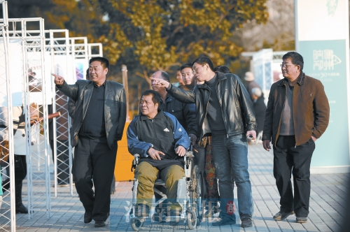 2009年9月15日，老鄰居們陪高新海游綠城廣場 井勇/供圖