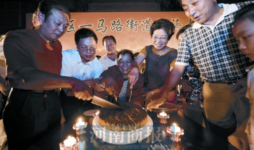 2008年9月14日，老鄰居們?yōu)楦咝潞Ｅe辦中秋賞月會 井勇/供圖