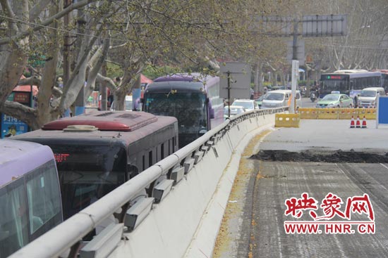 上下橋口圍擋處道路擁堵。