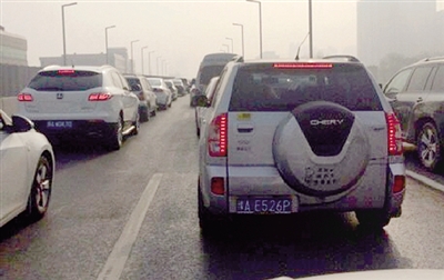 早高峰隴海高架橋從秦嶺路開(kāi)始，一直向東都已經(jīng)堵成停車場(chǎng)了。 直播369 圖