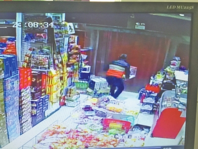 監(jiān)控中顯示，當時竊賊抱起募捐箱就跑。