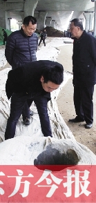 出事后，窨井僅被蓋上了一層布