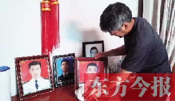 沉浸在悲痛之中的魯有海，擦拭著孩子的遺照