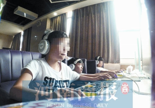 這家名為優(yōu)客體育競技俱樂部的店內(nèi)，有許多未成年人在上網(wǎng)玩游戲