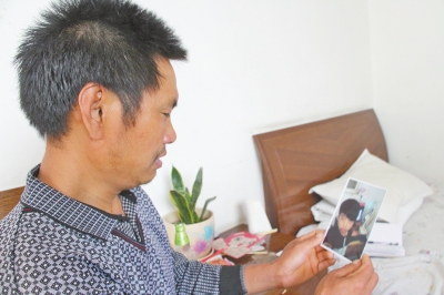 46歲的山村農(nóng)民祁振崗在失去兒子的同時(shí)，又陷入了“沒錢帶兒子回家”的揪心之痛中。