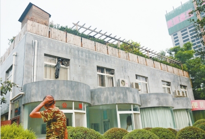 一樓是公廁，綠化后的樓頂開(kāi)了個(gè)露天燒烤攤