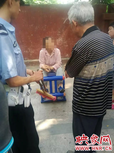 老太當時坐在健身器材上做仰臥起坐，說環(huán)衛(wèi)工人影響她鍛煉身體了，便開始謾罵環(huán)衛(wèi)工人。