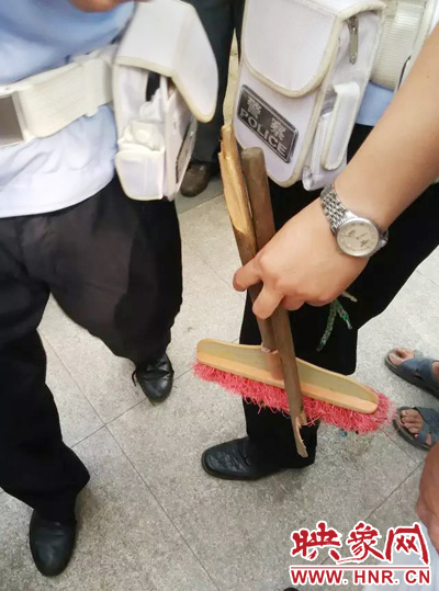 老太從環(huán)衛(wèi)工手中奪過掃帚，用腳踩斷，用力向環(huán)衛(wèi)工人的手上和腿上敲去。